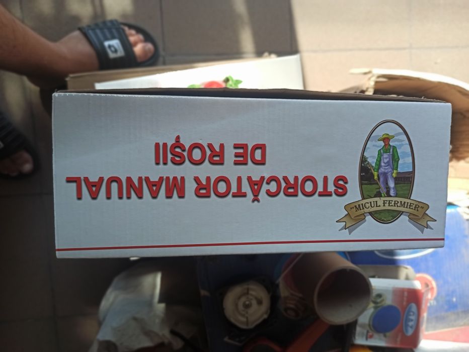 Mașina tocat roșii scoate semințele pentru bulion