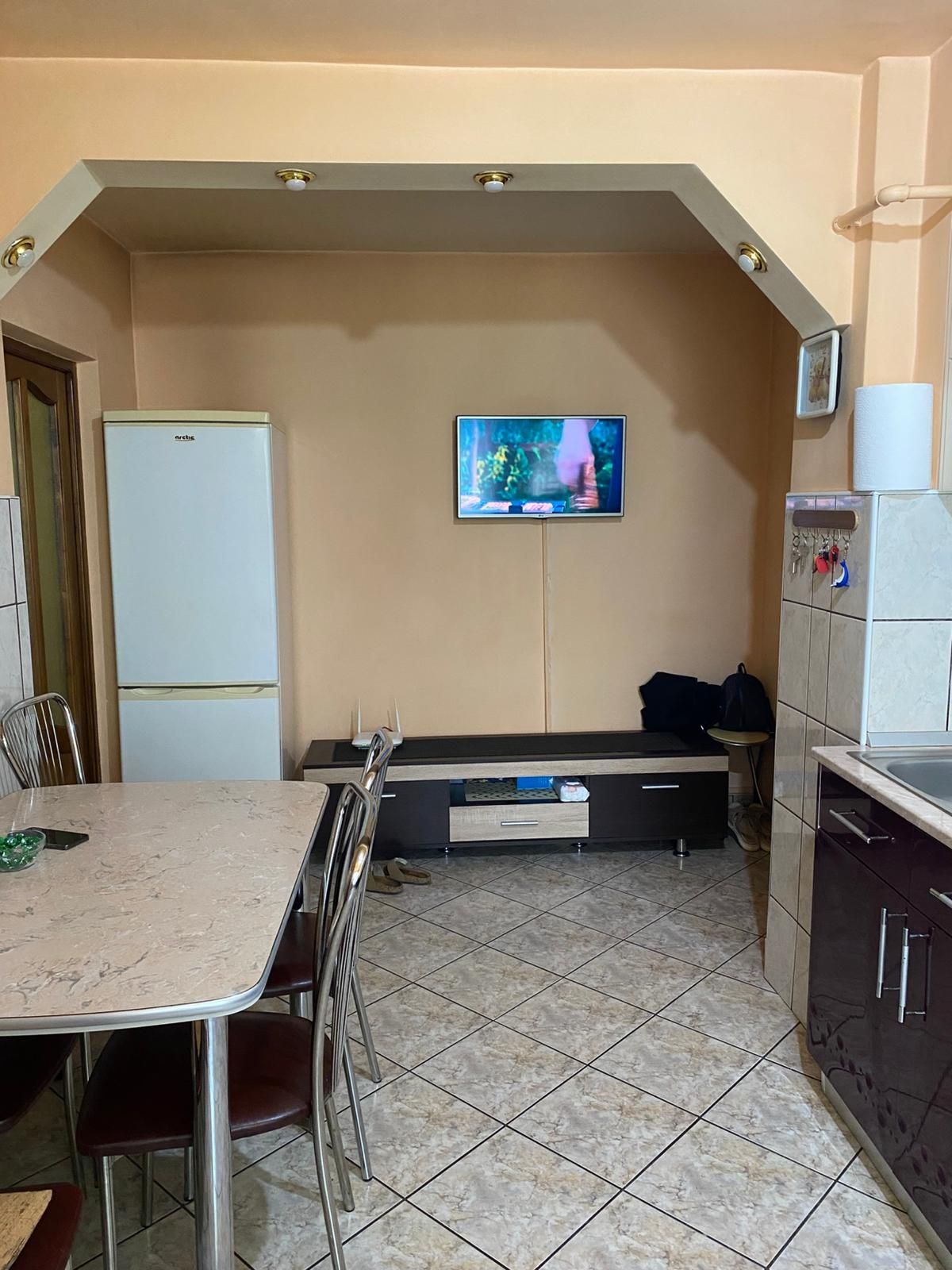 Închiriez apartament cu 2 camere, zona Lamă