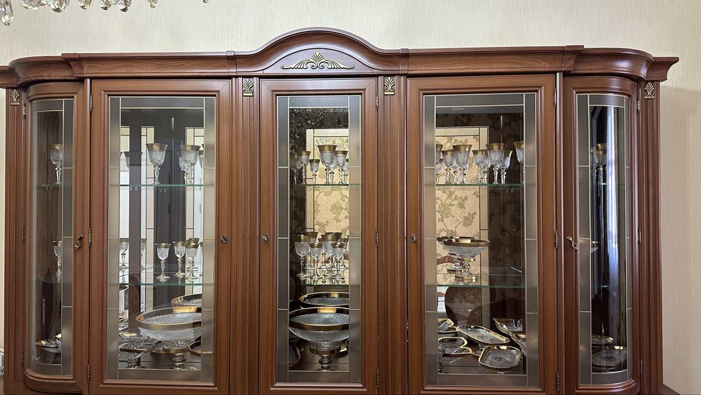 Продам шкаф-витрину (сервант) от российской фабрики Shatura