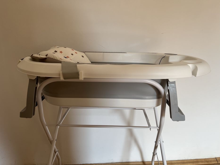 Cada cu suport metalic, pentru bebelusi