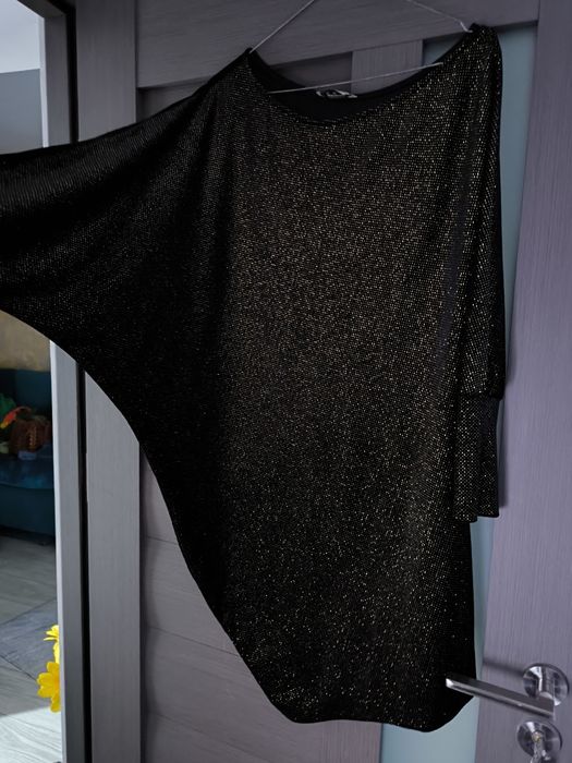 Rochie neagră scurtă cu sclipici și un umăr căzut