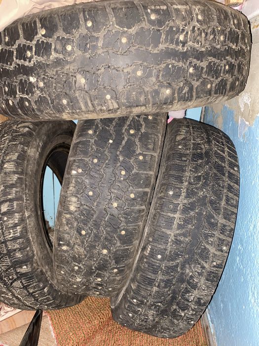 Продам резину два баллона в хорошие шипы на месте два без шипов почти