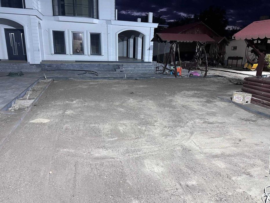 Amenajari gradini cu sistem de stropire automat, gazon, arbori, flori