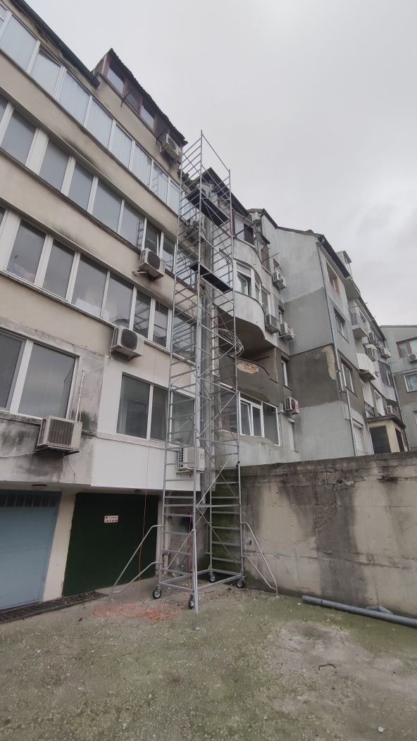 Продавам чисто ново метално олекотено мобилно скеле на колела!