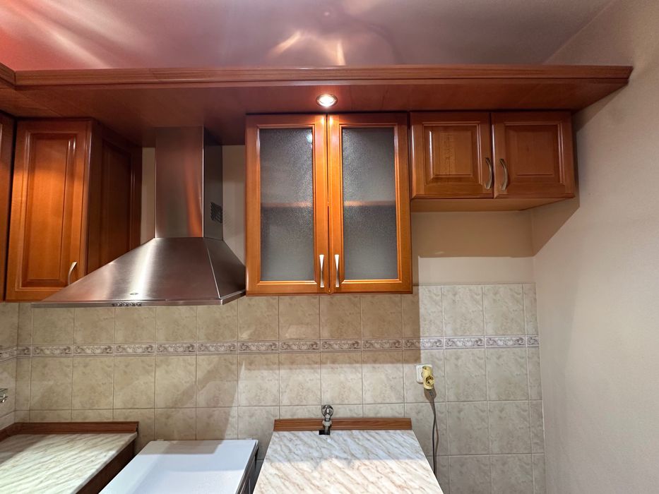 Кухня от масив с включени електроуреди /обзавеждане за кухня/