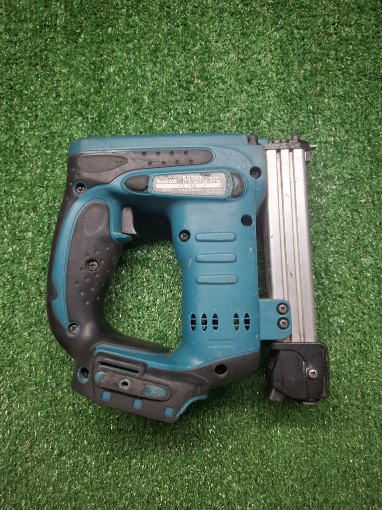 Такер на Makita BST220 с 5 ампера батерия и зарядно