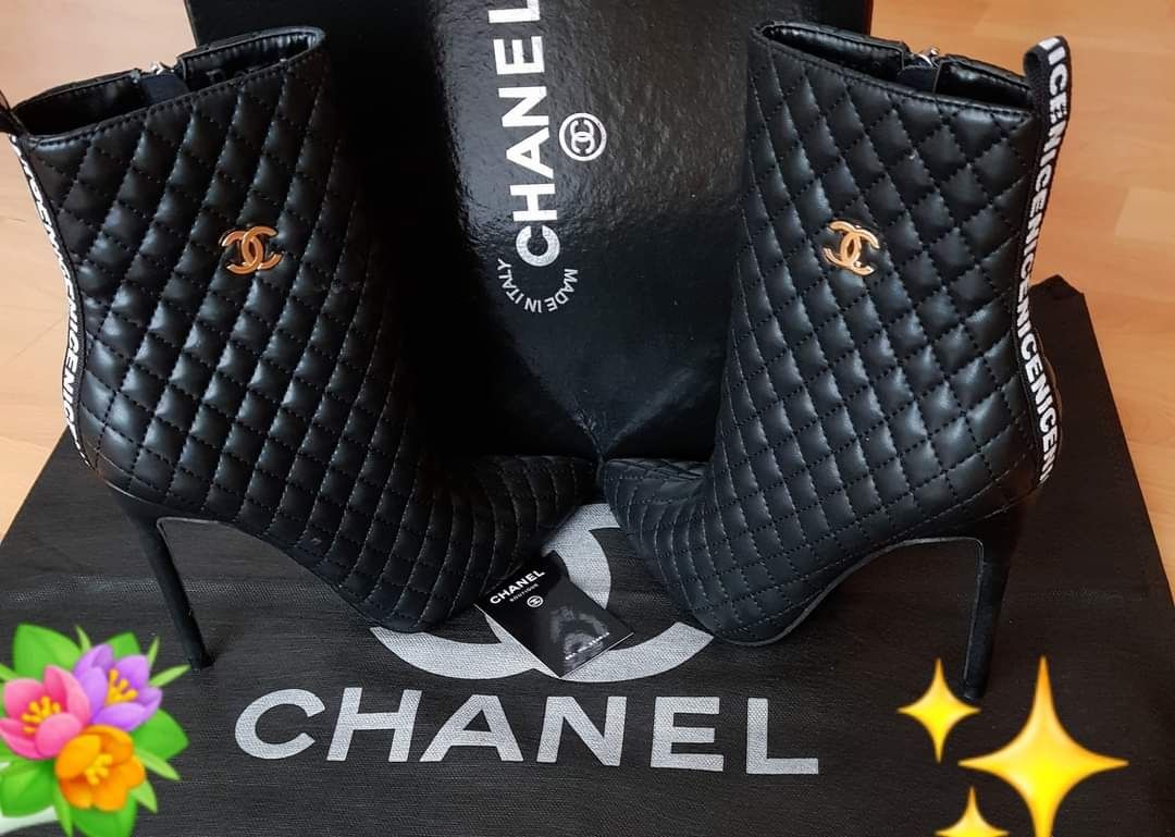 Botine Chanel new model import Franța ,logo metalic auriu ,saculet,