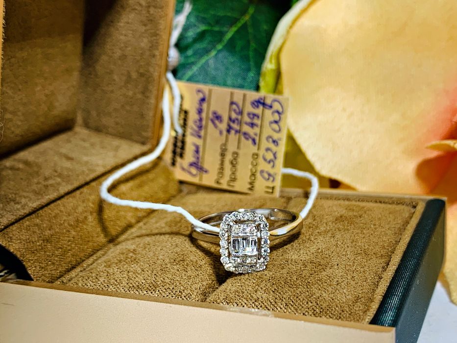 золотое кольцо с багетными бриллиантами