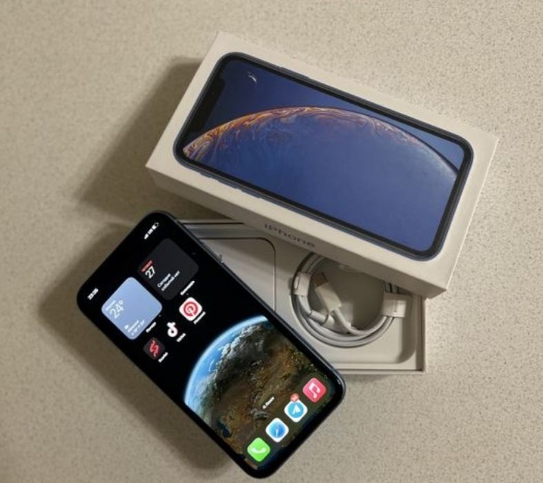Продам iPhone XR