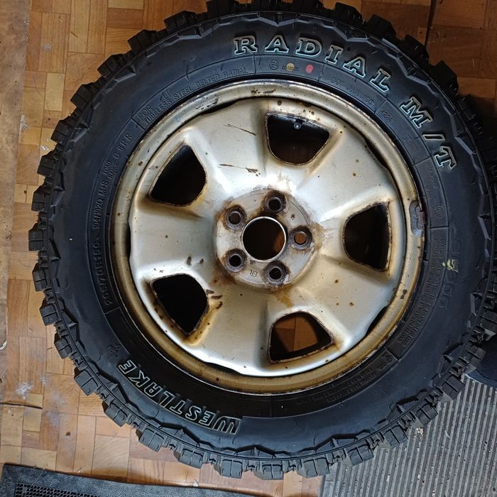 4 броя офроуд гуми с джанти 15 цола.Чисто нови.