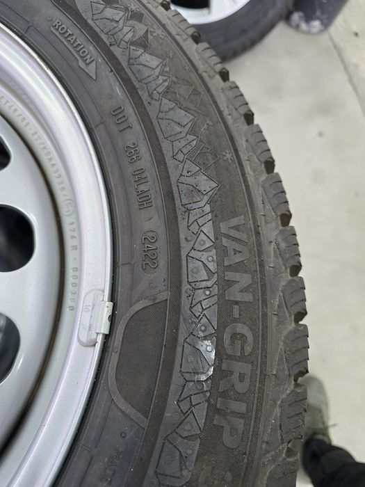 4 Броя Бусови Гуми 215/65/16C Semperit 2x9,5mm 2x9mm 22dot