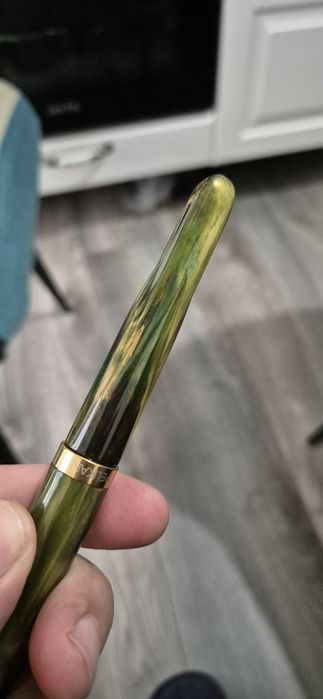 Rollerball stilou Pelikan  rar – rășină verde-marmorat, accesorii pla
