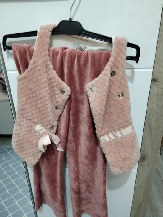 Compleu pantaloni, tricou , vesta micuță