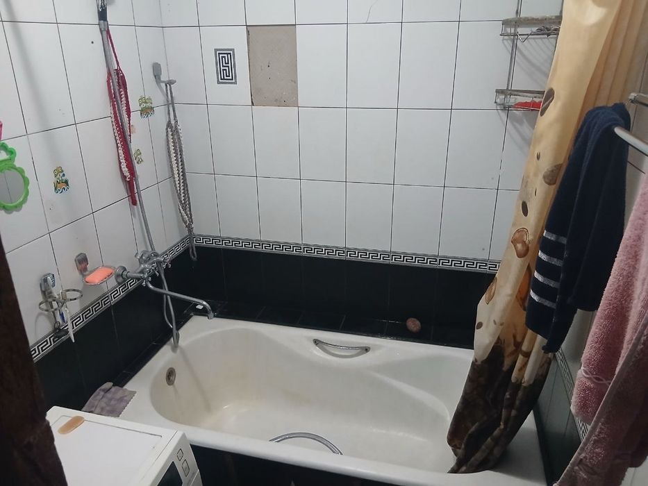 Мирабадский район. Массив куйлюк 3. 4-х комн. 2-й этаж.