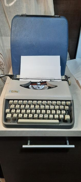 Mașină de scris portabilă Erika