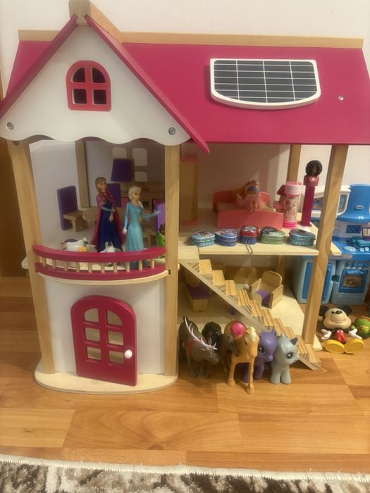 Дървена къщичка за кукли