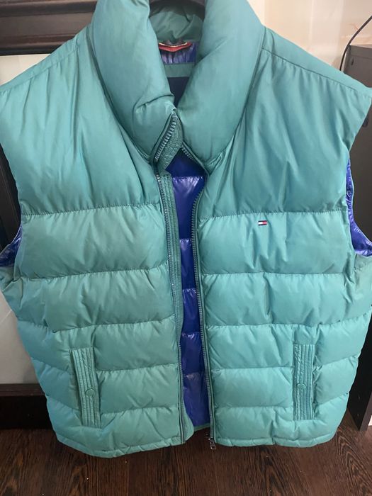 Vind vesta originala tommy originala , umpluta cu puf de gasca
