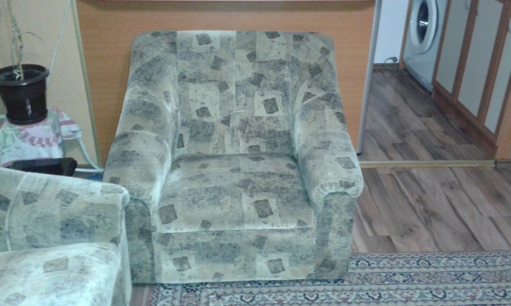 Запазени диван - двойка и фотьойл