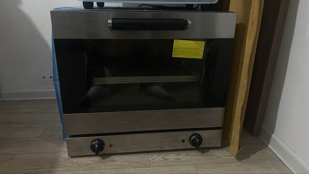 Продам конвекционный духовку смег