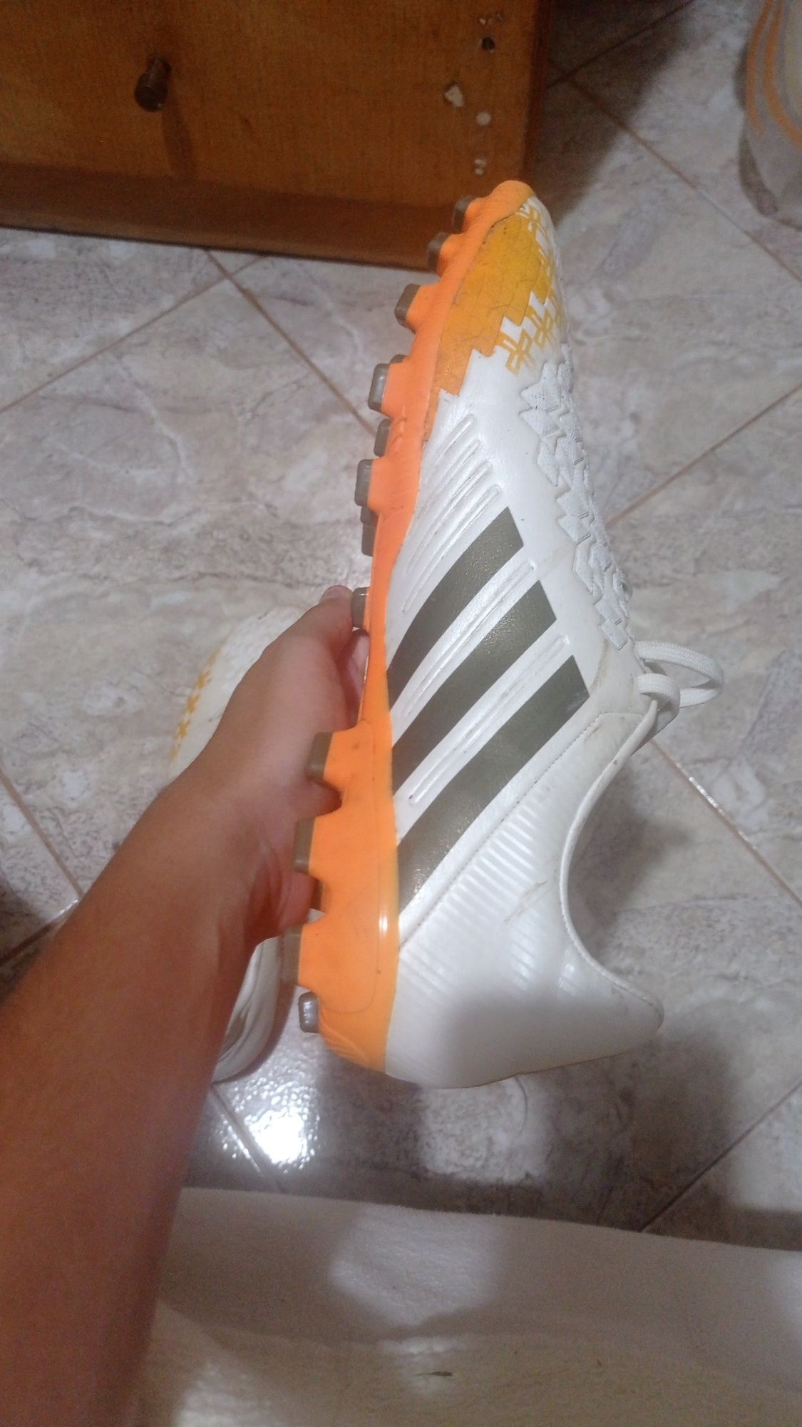 Продавам бутонки Adidas Predator Absolado