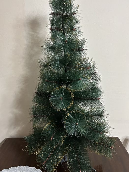 Продам настольную елку новую на подставке