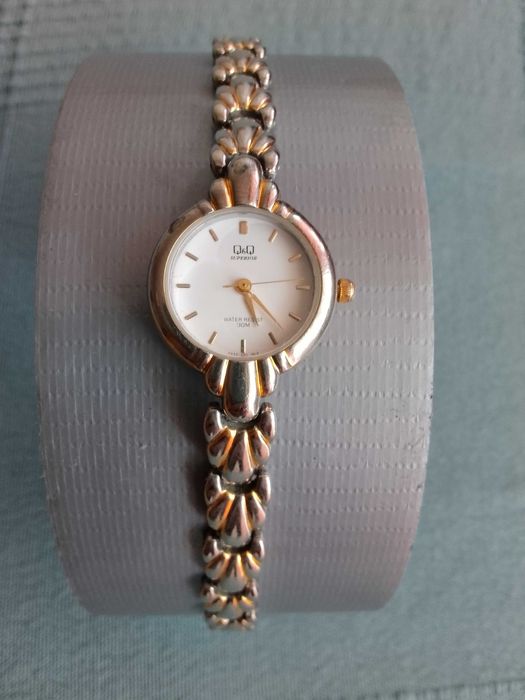 Позлатен дамски часовник Q&Q