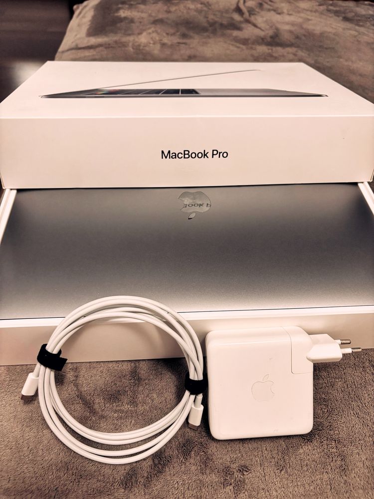 Vand MacBook Pro (15 inchi, 2019)