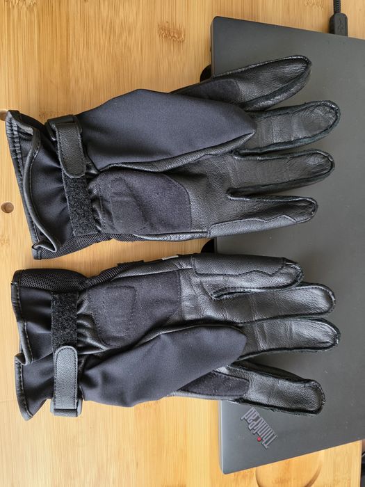 Manusi moto Harley Davidson.