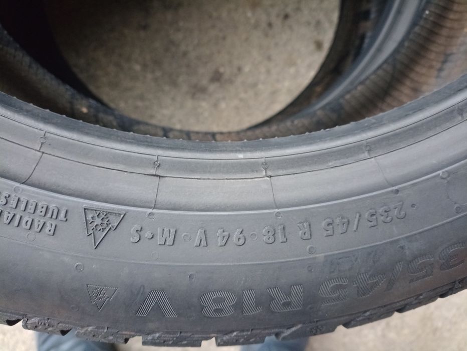 2 anvelope de iarna Continental 235/45 R18 dot 1221