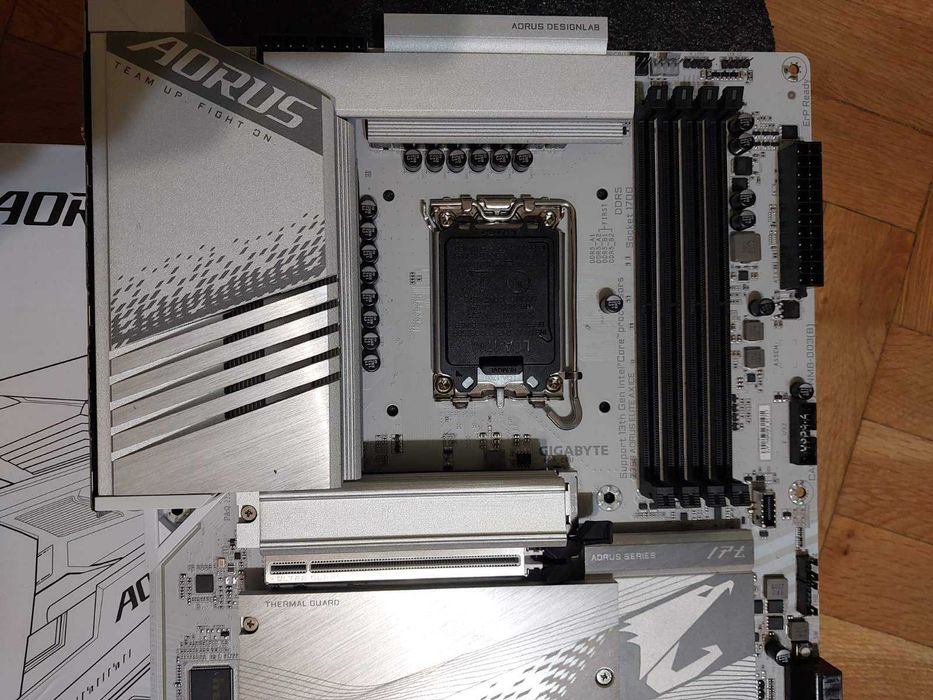 Intel Core i7 14700 + Gigabyte Z790 AORUS Elite AX ICE DDR5 Wi-Fi