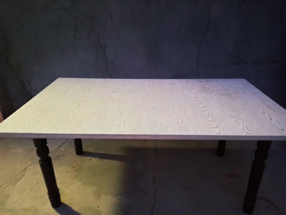 Кухонный стол сотилади