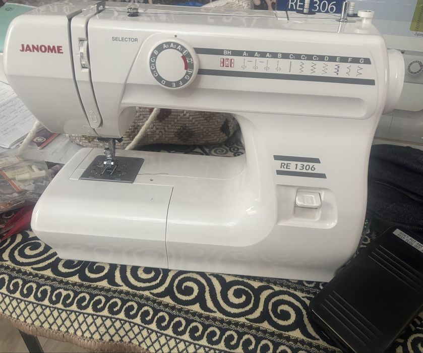 Продается бытовая швейная машинка