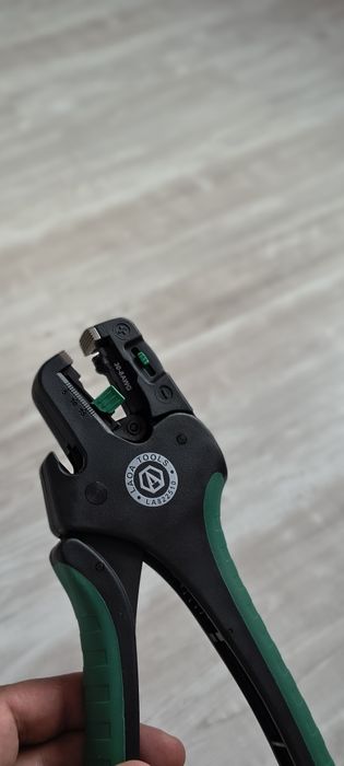 Инструмент за оголване на отделни  жила от проводника