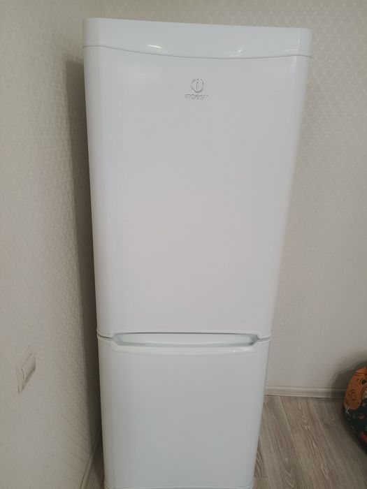 Продам холодильник indesit