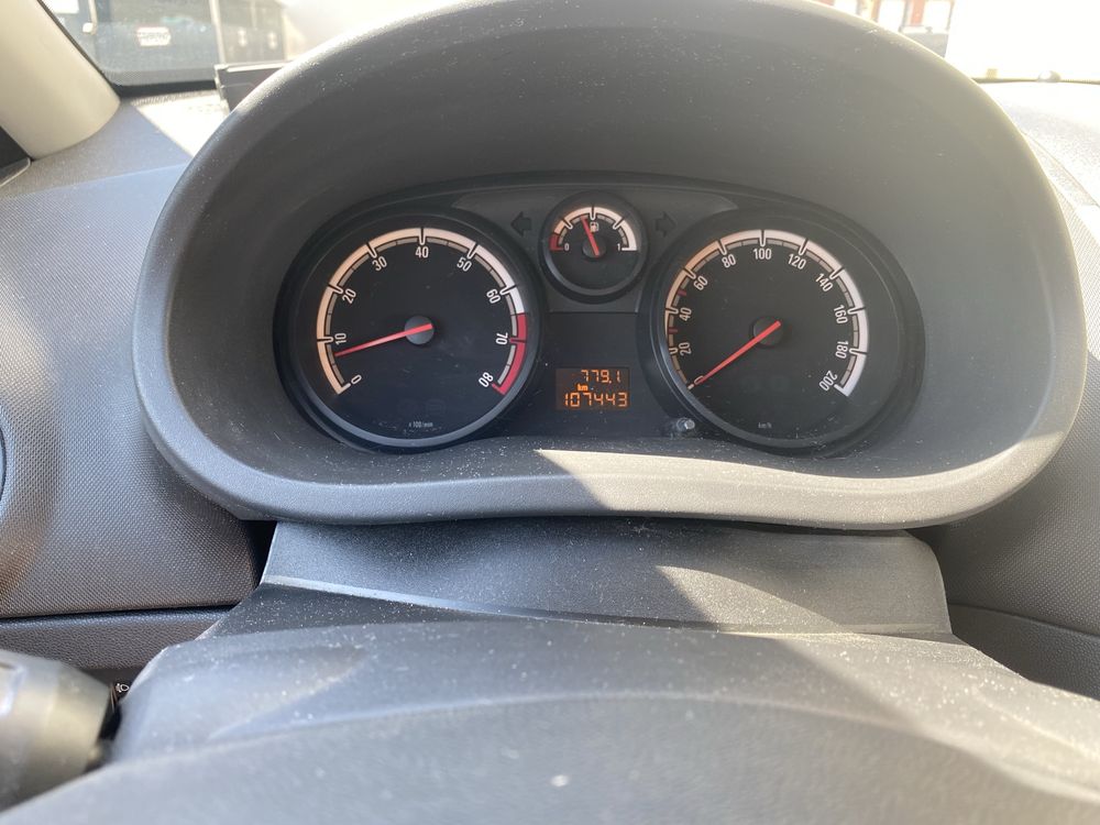 Opel corsa D 2010 1.2 benzina . 2300 euro