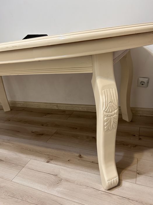 Стол для гостей в хорошем состоянии