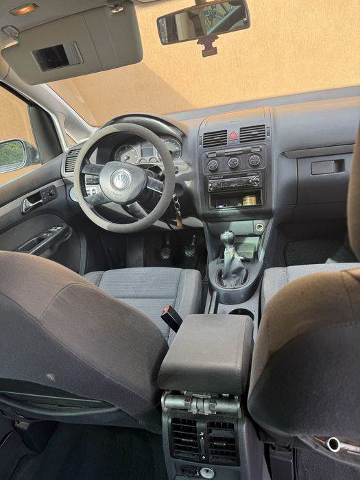 VW TOURAN ,fara rugina,usor negociabil,recent inmatriculata