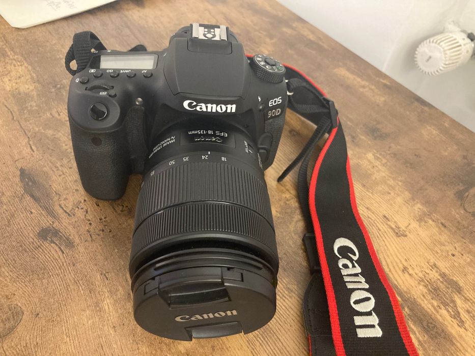 Kit Canon EOS D90 + obiectiv 18 - 135mm USM și încărcător - 200 cadre