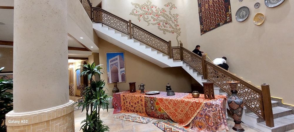 Eshik, pluntis, ofshivka, zinalarga perila o‘rnatamiz. Yog‘och ishlari