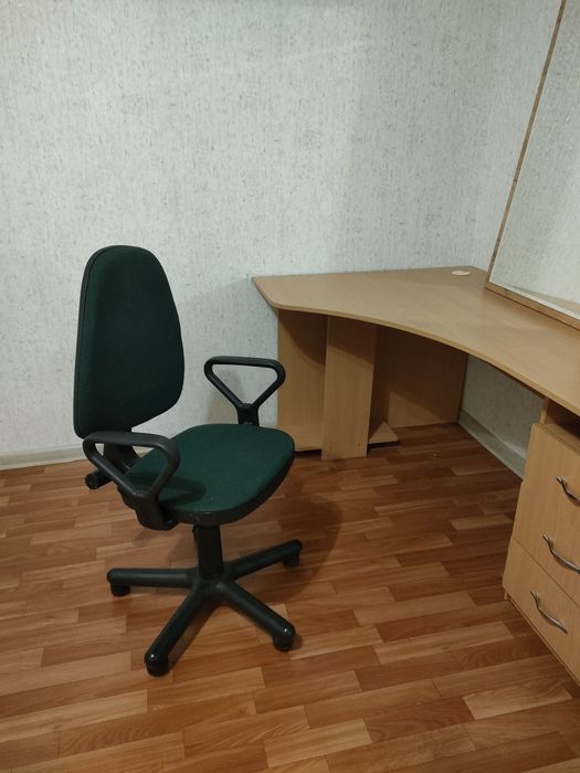 Продам стол с креслом-20000 т ,телевизор с подставкой вместе 50000