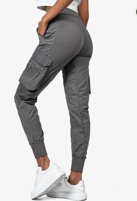 Madebysociety Geacă , Tricou, pantaloni gri cu buzunare laterale Fete