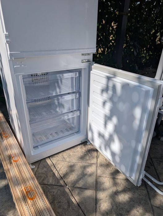 Combina frigorifica incorporabila BEKO BCNA306E4SN, NeoFrost, 284 l, H