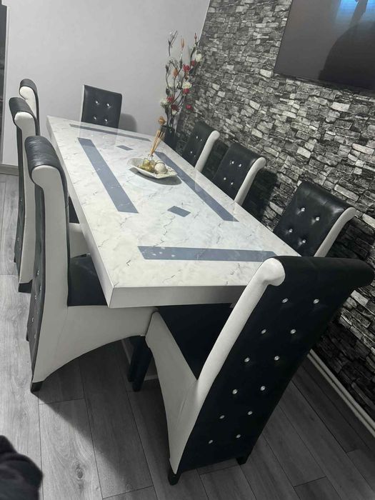 Masă cu 8 scaune