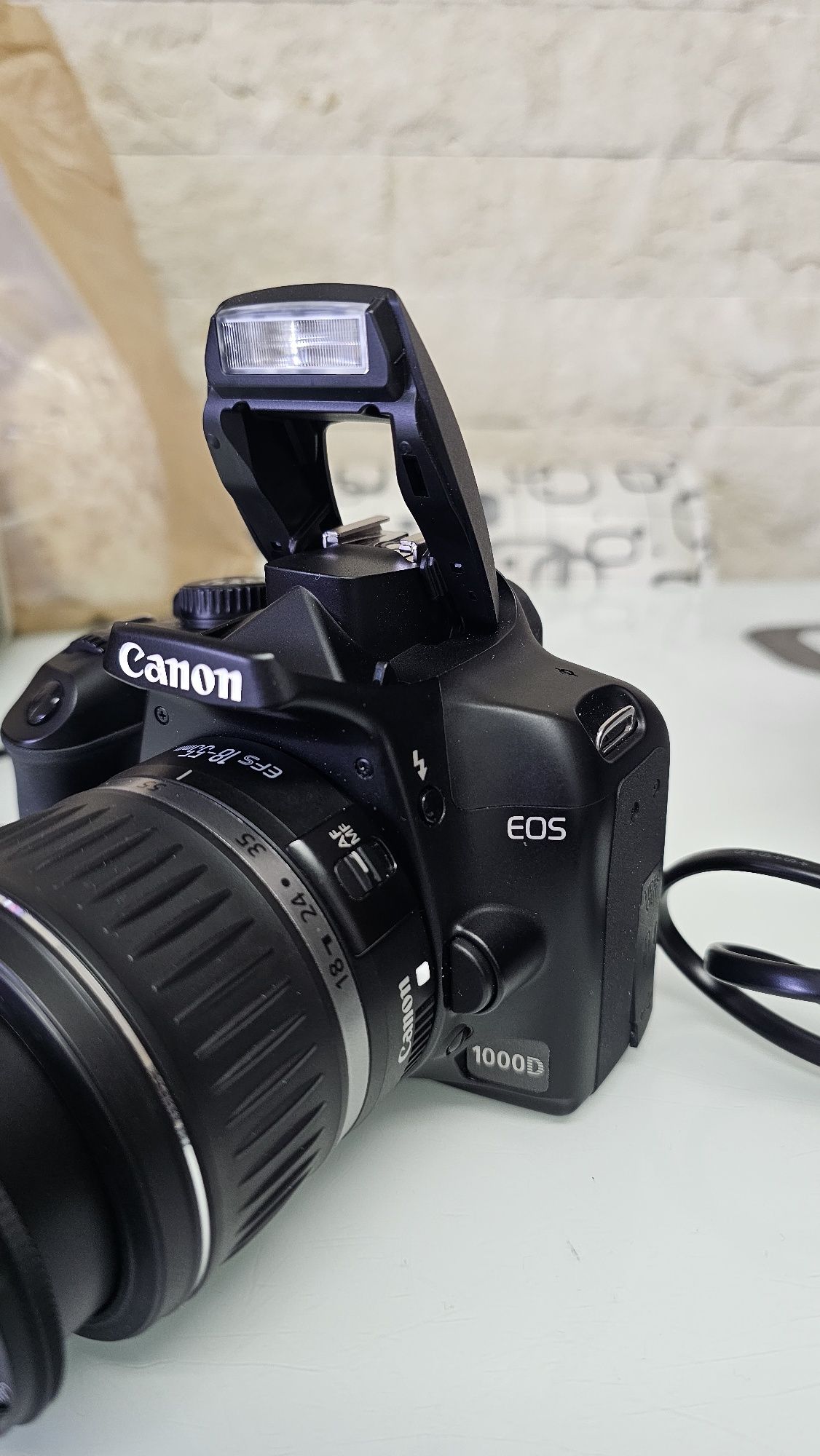 Kit aparat foto Canon EOS 1000D+ obiectiv Canon EF-s 18-55mm 3.5-5.6
