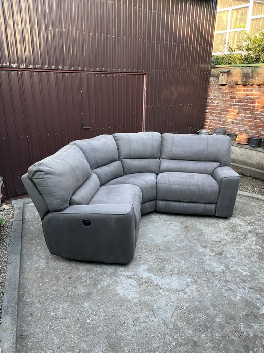 Vând Colțar Recliner, Acționat Electric, Model Deosebit și Modern