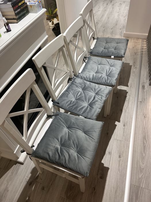 Vand set 4 scaune Jysk cu tot cu pernute 150 de lei