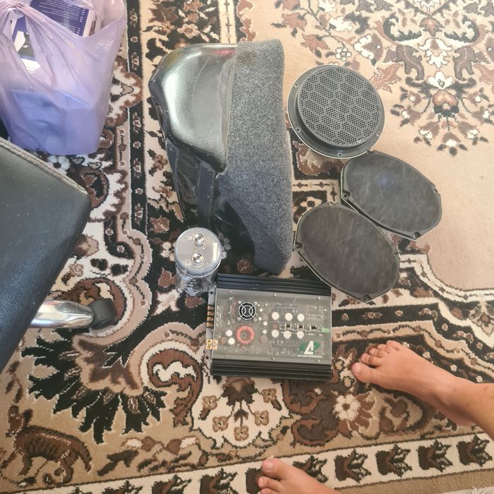 Subwoofer, statie auto, condensator, cabluri, difuzoare