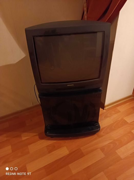 Телевизор PHILIPS. Б/У в рабочем состоянии. С тумбочкой.