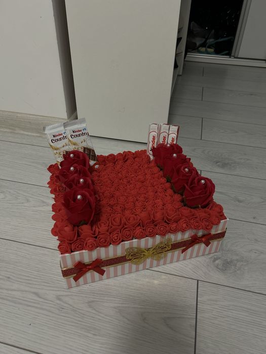 Vand cutii din flori de sapun si dulciuri