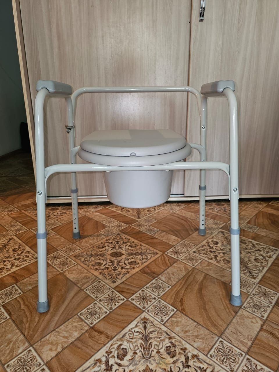 Продам  кресло туалет с санитарным оснащением